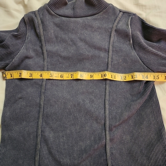 Hunter and Brown, Long Sleeved, "Denim Look," Turtle Neck, Crop Top Size Medium - Picture 4 of 12